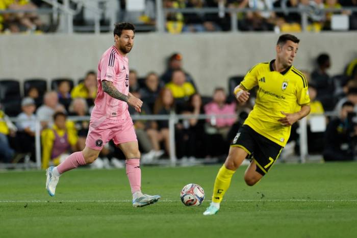 Lionel Messi (trái) tìm khoảng trống để chuyền bóng trong hiệp một trận Inter Miami gặp Columbus Crew tại MLS ở Columbus, bang Ohio, Mỹ, ngày 27/9/2026. Ảnh: AP