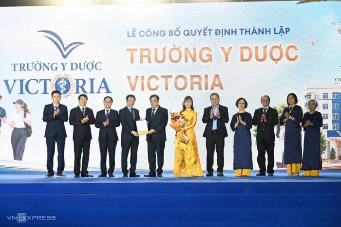 Đại diện trường Đại học Victoria Hòa Bình, Trường Y - Dược Victoria, Tập đoàn Sovico... trong lễ công bố thành lập. Ảnh: Giang Huy