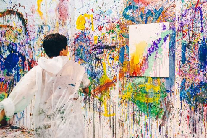 Trẻ có thể dùng nhiều cách tạo tranh bằng sơn tại Splat Paint House. Ảnh: Splat Paint House