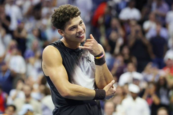 Shelton hướng về phía bạn gái, sau khi đánh bại Carlos Alcaraz ở tứ kết Mỹ Mở rộng, tại sân Arthur Ashe, Trung tâm Quần vợt Quốc gia Billie Jean King, Flushing Meadows, New York, Mỹ ngày 9/9/2026. Ảnh: AP