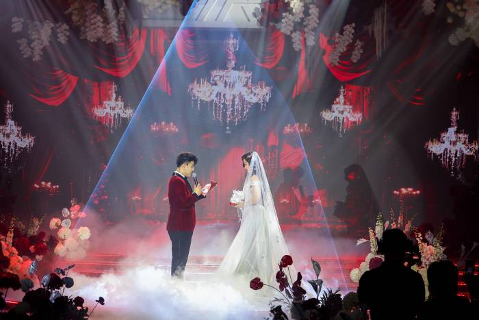 Vợ chồng Akira Phan: 'Tìm thấy đúng người để đi qua thăng trầm'