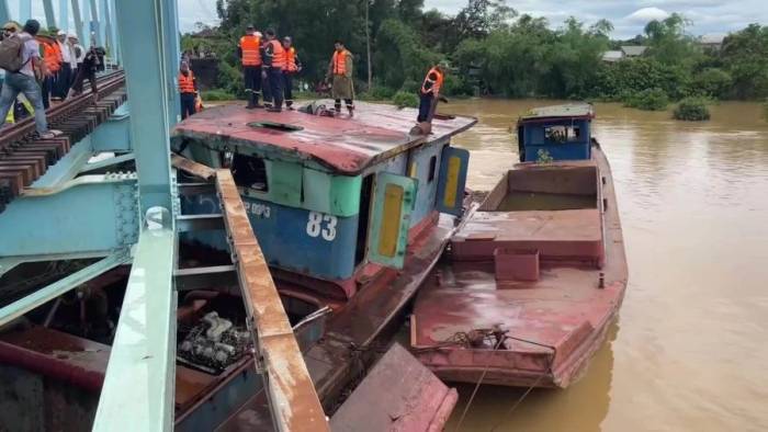 Một ngày giải cứu sà lan mắc vào cầu đường sắt
