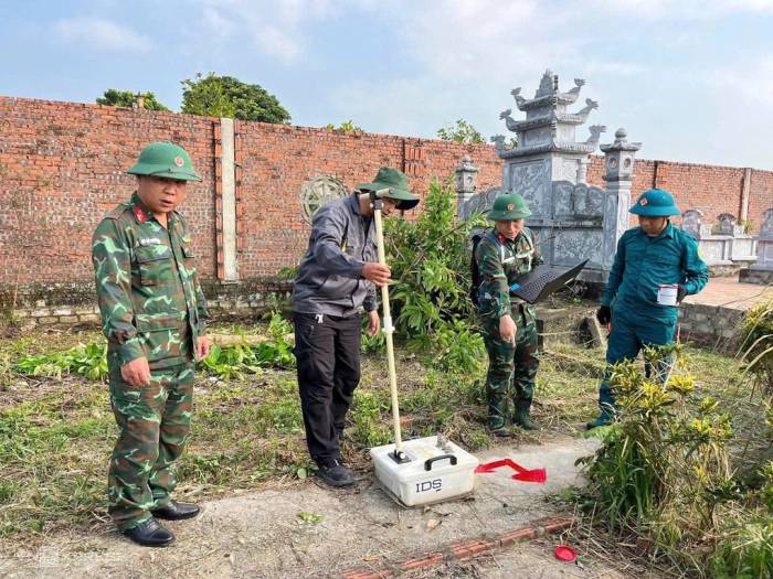 Đơn vị tìm kiếm tổ chức sử dụng thiết bị radar xuyên đất (GPR) phục vụ dò tìm, xác định vị trí mộ tập thể của 8 liệt sĩ thời kỳ chống Pháp tại khu vực Mả Chìa. Ảnh: Vũ Trường