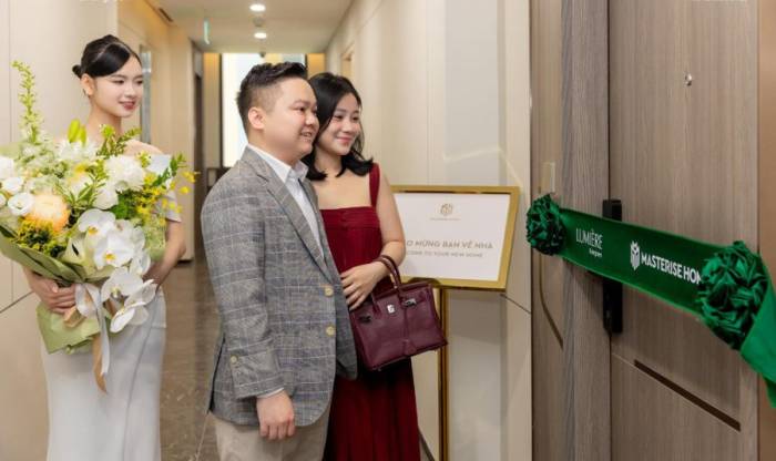 Cư dân nhận bàn giao nhà. Ảnh: Masterise Homes