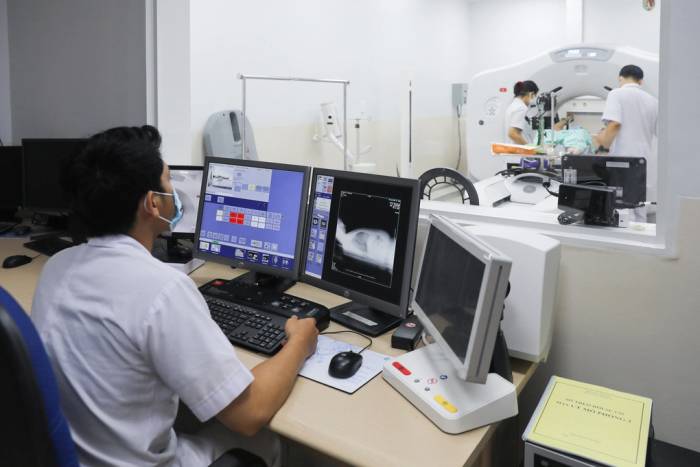 Khám và điều trị ung thư tại khu xạ trị của bệnh viện Ung bướu TP HCM cơ sở 2. Ảnh: Quỳnh Trần