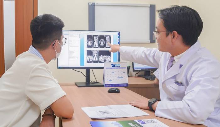 Bác sĩ Huy khám và tư vấn cho một người bệnh thận mạn. Ảnh: Bệnh viện Đa khoa Tâm Anh