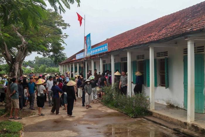 Phụ huynh tập trung tại điểm trường Tiến Sơn để tham gia đối thoại. Ảnh: Đức Hùng