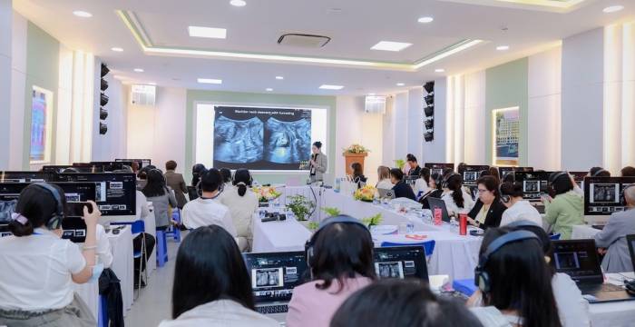 Các chuyên gia Thái Lan hướng dẫn bác sĩ Từ Dũ kỹ thuật siêu âm, cách dựng hình và nhận diện các bất thường trên hình ảnh 3D/4D tại hội thảo ngày 23/9. Ảnh: Bệnh viện cung cấp