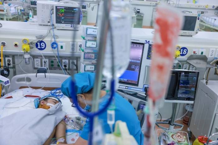 Một bệnh nhân sốt xuất huyết biến chứng nặng, phải nhập viện tại Bệnh viện Bệnh Nhiệt đới TP HCM. Ảnh: Quỷ Cốc Tử