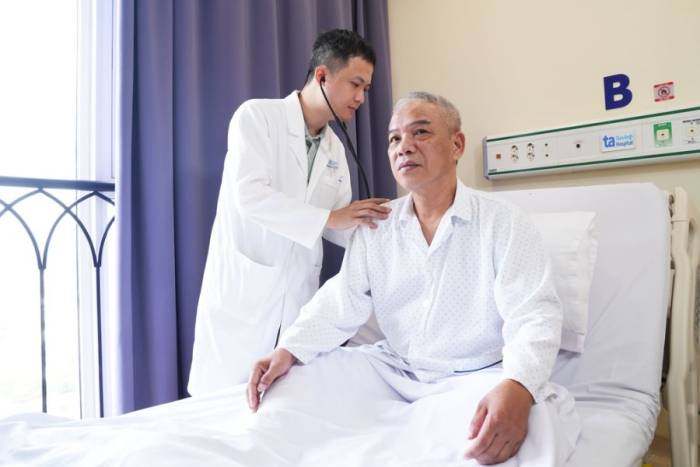 Bác sĩ Ngọc thăm khám cho ông Chương. Ảnh: Bệnh viện Đa khoa Tâm Anh
