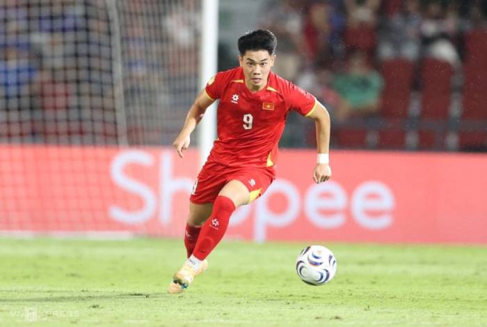 Tiền đạo Việt Nam Nguyễn Đình Bắc thi đấu trong trận thắng Thái Lan 2-0 ở lượt đi chung kết ASEAN Cup 2026, trên sân Rajamangala, Bangkok, Thái Lan ngày 22/8/2026. Ảnh: Đức Đồng