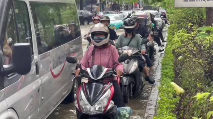 Quốc lộ 32 ngập sâu