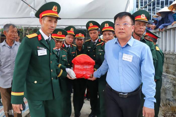 Lễ di quan hài cốt liệt sĩ Phan Hồng Viêm về nơi an nghỉ cuối cùng, chiều 7/9. Ảnh: Đức Hùng