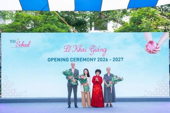 Anh hùng Lao động Thái Hương, Nhà sáng lập TH School tặng hoa cho Ban Lãnh đạo nhà trường. Ảnh: TH School