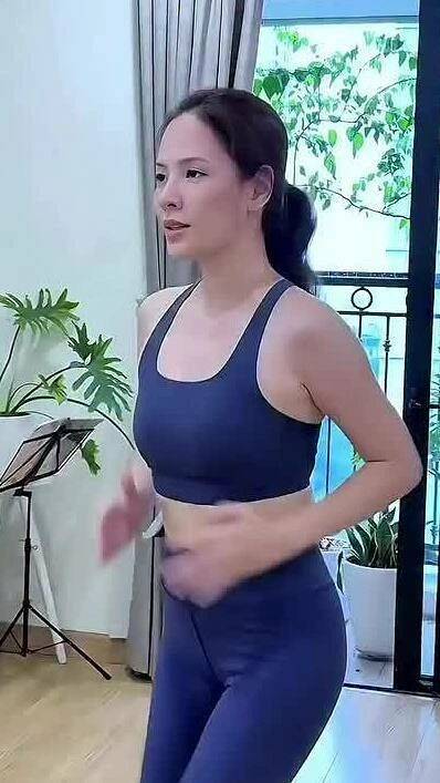 Đan Lê vận động tại nhà