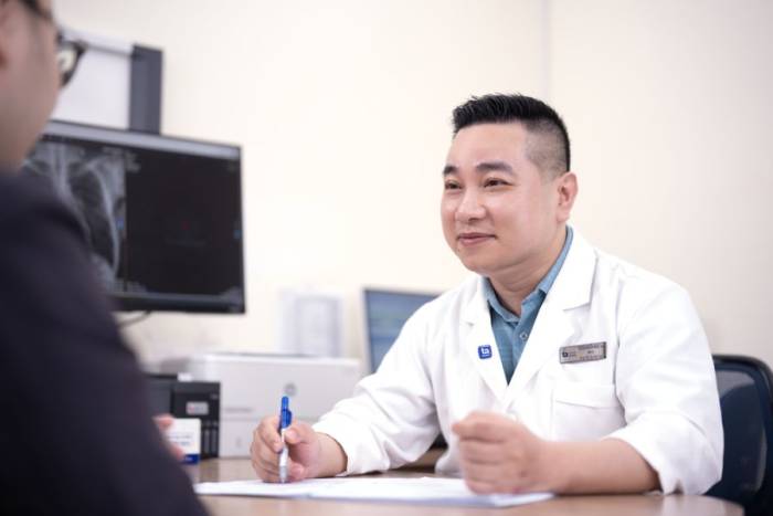 Bác sĩ Tân khám cho người bệnh. Ảnh minh họa: Bệnh viện Đa khoa Tâm Anh