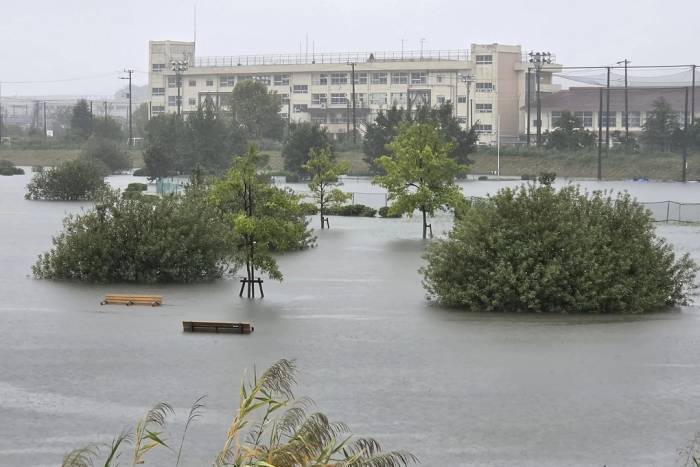 Mưa lớn làm ngập công viên ở thành phố Ichikawa, tỉnh Chiba, ngày 21/9. Ảnh: AFP