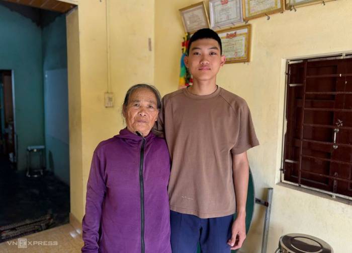 Lê Thanh Hoàn cùng bà ngoại. Ảnh: Đắc Thành