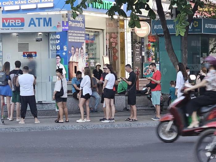 Khách Nga xếp hàng chờ rút tiền trên đường Phạm Văn Đồng, phường Bắc Nha Trang, chiều 30/9. Ảnh: Bùi Toàn