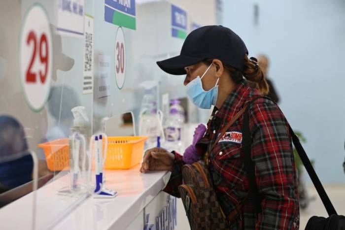 Bệnh nhân chờ khám bệnh tại Bệnh viện Ung Bướu TP HCM cơ sở 2, TP Thủ Đức. Ảnh: Quỳnh Trần