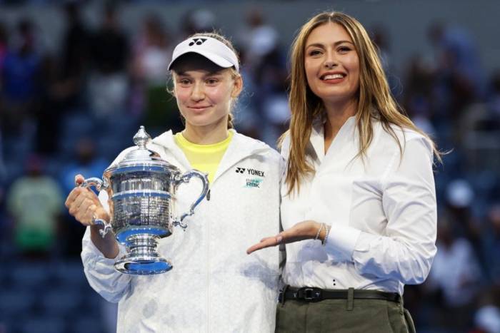 Rybakina (trái) chụp ảnh cùng cựu tay vợt Maria Sharapova khi đăng quang ở nội dung đơn nữ Mỹ Mở rộng tại sân Arthur Ashe, thuộc Trung tâm Quần vợt Quốc gia Billie Jean King ở Flushing Meadows, New York, ngày 12/9/2026. Ảnh: AP