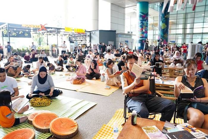 Người dân tham gia sự kiện ra mắt chương trình ReadSG trong Thư viện Quốc gia Singapore, khu phố Bugis, ngày 6/9. Ảnh:  Instagram NLB Singapore