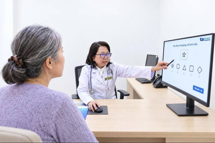Bác sĩ Minh Trung thực hiện bài kiểm tra đánh giá chức năng nhận thức cho bà Lệ. Ảnh: Bệnh viện Đa khoa Tâm Anh