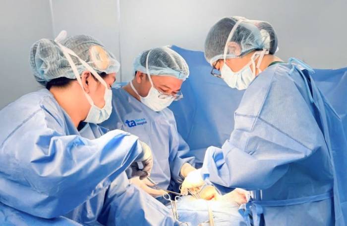 Bác sĩ Thường (giữa) cùng êkíp Trung tâm Sản Phụ khoa phẫu thuật cắt buồng trứng và tử cung toàn phần cho bà Thu. Ảnh: Bệnh viện Đa khoa Tâm Anh