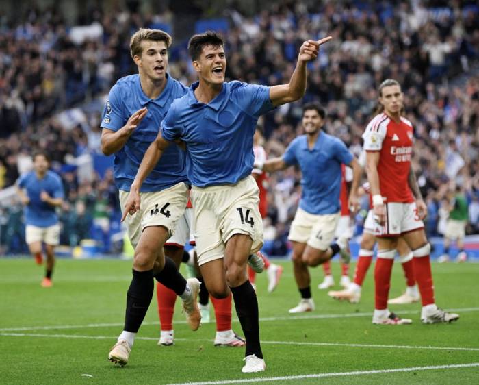 Chema Andres (phải) mừng bàn ấn định chiến thắng 3-0 cùng Luka Vuskovic. Ảnh: Reuters
