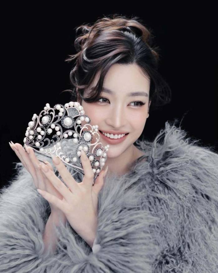 Đỗ Mỹ Linh bên chiếc vương miện Hoa hậu Việt Nam 2016.