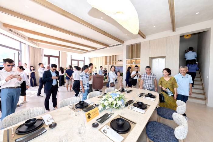 Khách hàng trực tiếp trải nghiệm không gian sống bên trong căn mẫu The Elite. Ảnh: Sun Property