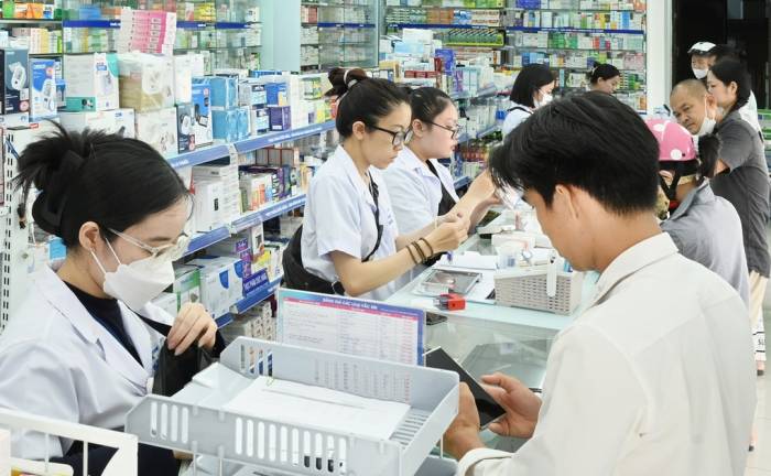 Người dân mua thuốc tại nhà thuốc. Ảnh: Mỹ Huyền