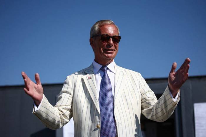 Lãnh đạo đảng cực hữu Reform UK Nigel Farage đi bỏ phiếu tại Clacton ngày 13/8. Ảnh: AFP