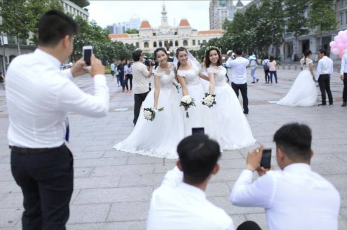 Giới trẻ chụp ảnh cưới tập thể. Ảnh: Việt Anh