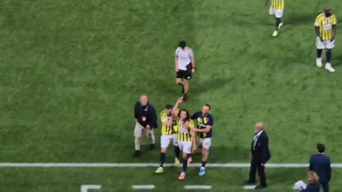 Matteo Guendouzi khiêu khích CĐV Lyon