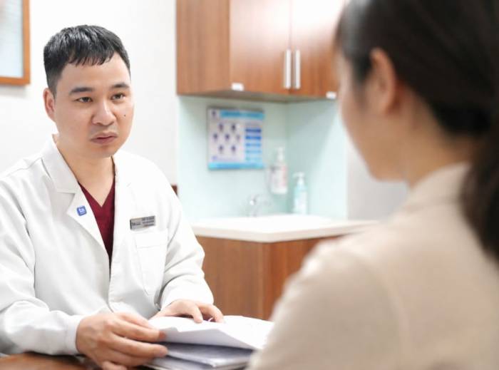 Bác sĩ Cao Tuấn Anh giải thích nguyên nhân gây vô sinh cho chị Lan. Ảnh: Bệnh viện Đa khoa Tâm Anh