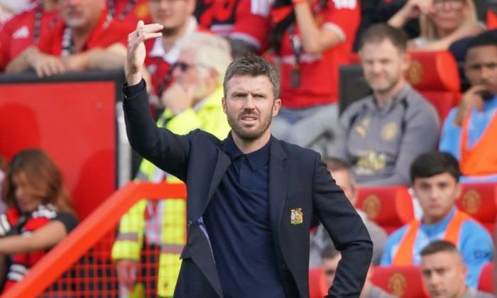 Michael Carrick phản ứng trong trận Man Utd gặp Man City tại Ngoại hạng Anh ở Old Trafford, Manchester, Anh, ngày 13/9/2026. Ảnh: AP