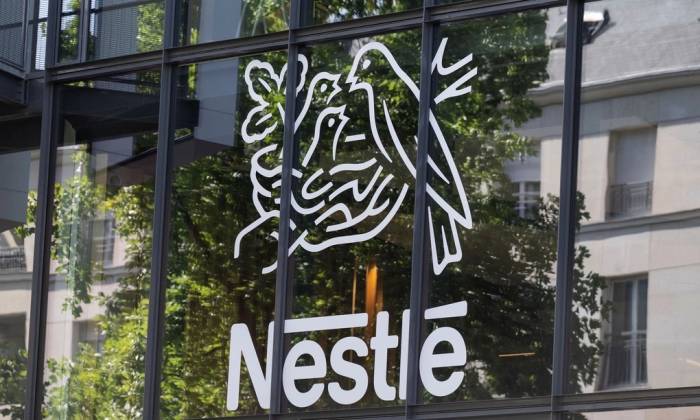 Logo tập đoàn Nestle, Thụy Sĩ, trên mặt tiền một tòa nhà thuộc sở hữu của công ty ở Issy-les-Moulineaux, phía nam thủ đô Paris, Pháp, hồi tháng 8/2025. Ảnh: AFP