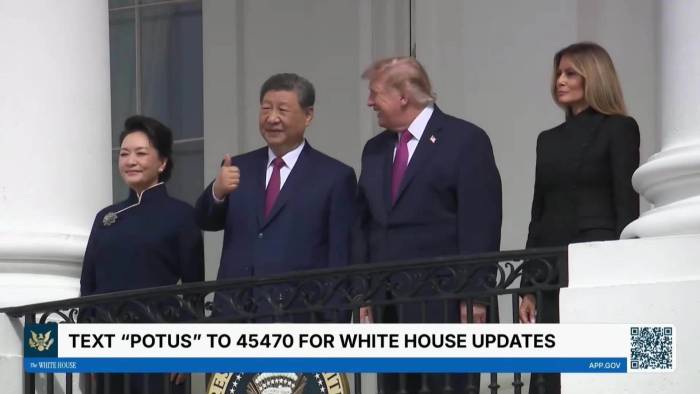 Ông Tập giơ ngón tay cái trong lễ đón của ông Trump
