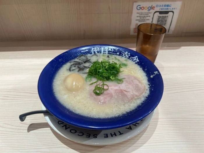 Mỳ ramen trứng và thịt lợn thái lát tại một cửa hàng ở thành phố Okayama Nhật Bản. Ảnh: Phương Anh