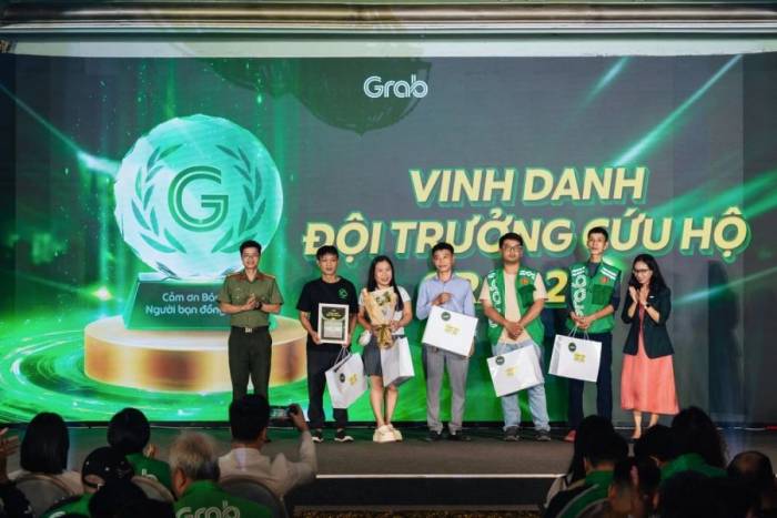 Vinh danh những thành viên năng nổ của Đội cứu hộ 247. Ảnh: Grab