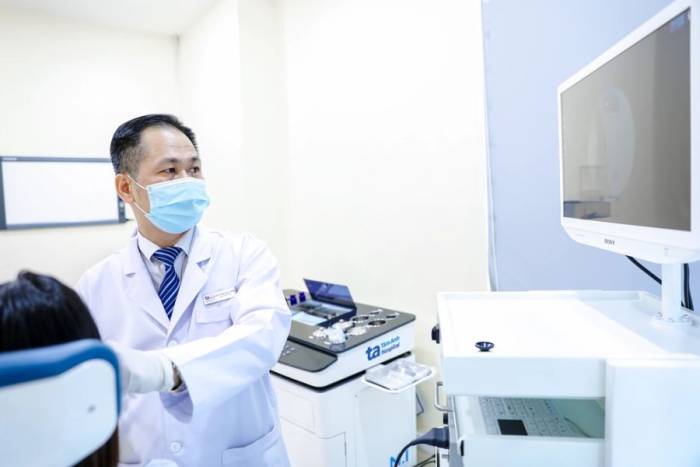 Bác sĩ Phong đang nội soi họng cho một người bệnh. Ảnh minh họa: Phòng khám Đa khoa Tâm Anh