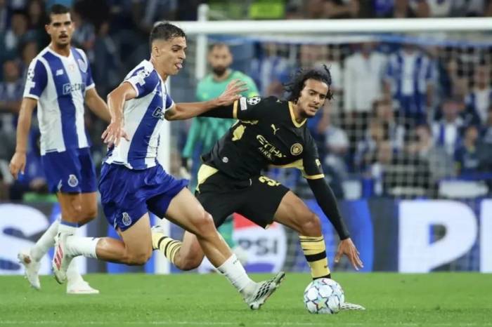 Ayyoub Bouaddi (áo đen) tranh bóng trong trận Man City thắng Porto 2-0 ở lượt đầu vòng phân hạng Champions League tại Porto, Bồ Đào Nha tối 8/9/2026. Ảnh: AP