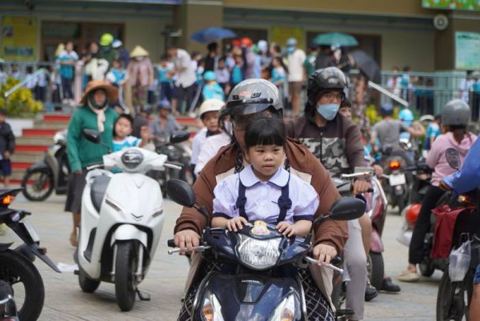 Phụ huynh đón con về giữa trưa 8/9 vì trường Tiểu học Nguyễn Văn Trỗi chưa tổ chức bán trú. Ảnh: Phúc Thanh
