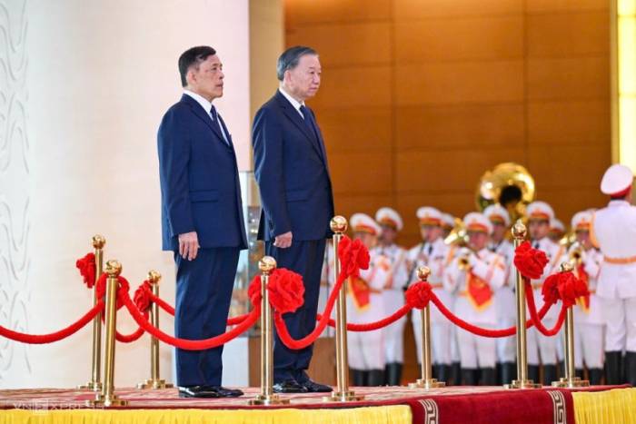 Tổng Bí thư, Chủ tịch nước Tô Lâm và Vua Thái Lan Maha Vajiralongkorn Phra Vajiraklaochaoyuhua đứng trên bục danh dự, làm lễ chào cờ. Ảnh: Giang Huy