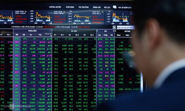 Nhà đầu tư theo dõi bảng giá chứng khoán tại Công ty Chứng khoán Rồng Việt. Ảnh: An Khương
