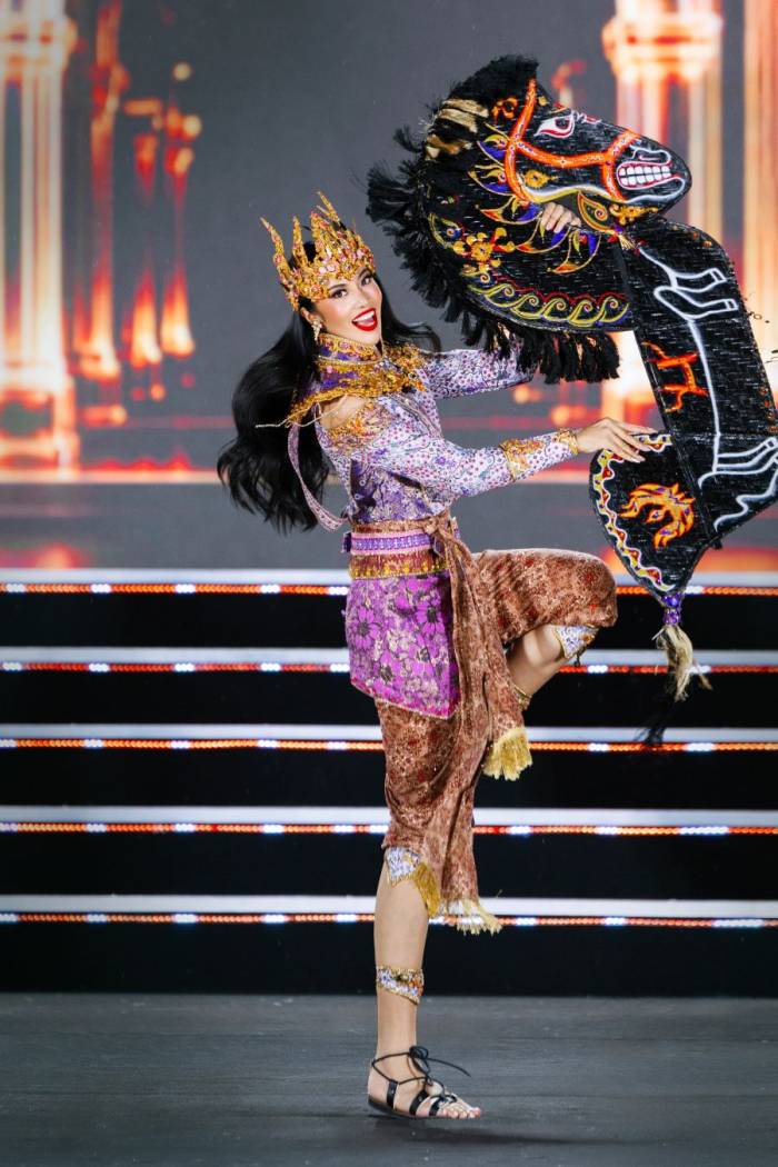 Audrey Bianca (Indonesia) diễn trang phục văn hóa dân tộc ở Miss World