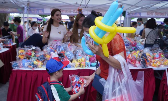 Phụ huynh cùng con đến gian hàng đèn lồng nhận quà. Ảnh: Lê Nga