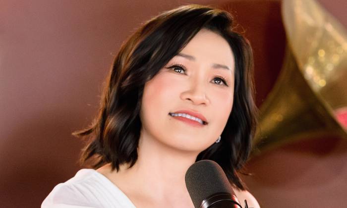 Hồng Đào gây chú ý khi hát 'Xuân thì'