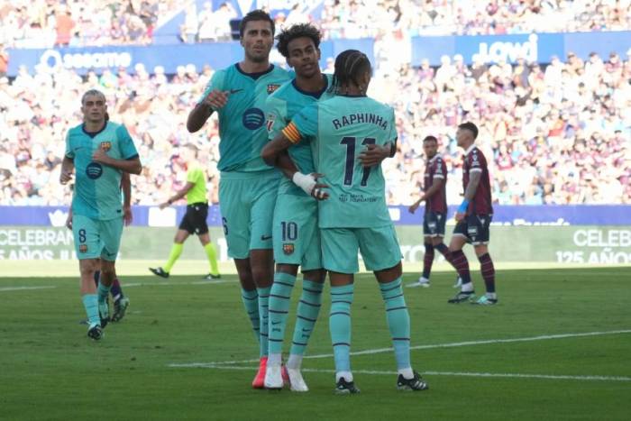 Lamine Yamal (giữa) ăn mừng sau khi ghi bàn từ phạt đền, nâng tỷ số lên 3-1 cho Barca trong trận gặp Levante tại La Liga ở Valencia, Tây Ban Nha, ngày 13/9/2026. Ảnh: AP